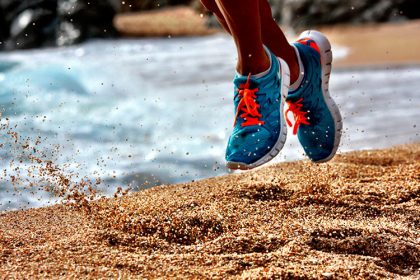 correr-en-la-playa-750×500