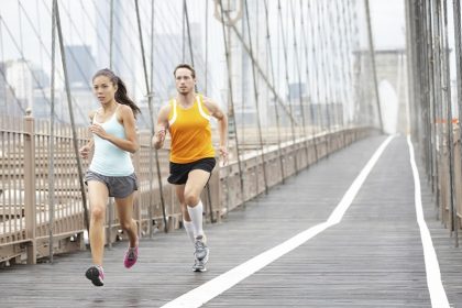 A correr-puente-hombre-mujer